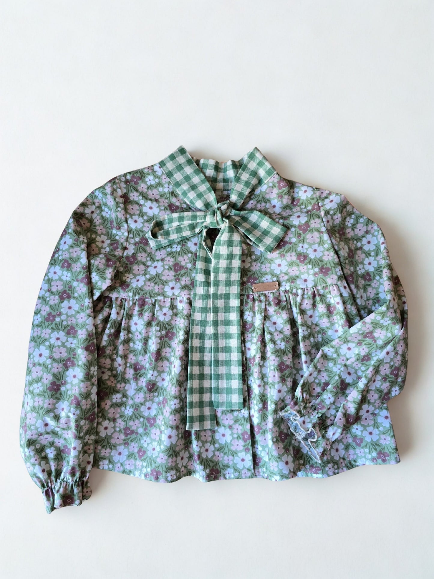 Palaidinė su gėlių raštu ir su dekoratyvine žalia „vichy“ rašto juostele