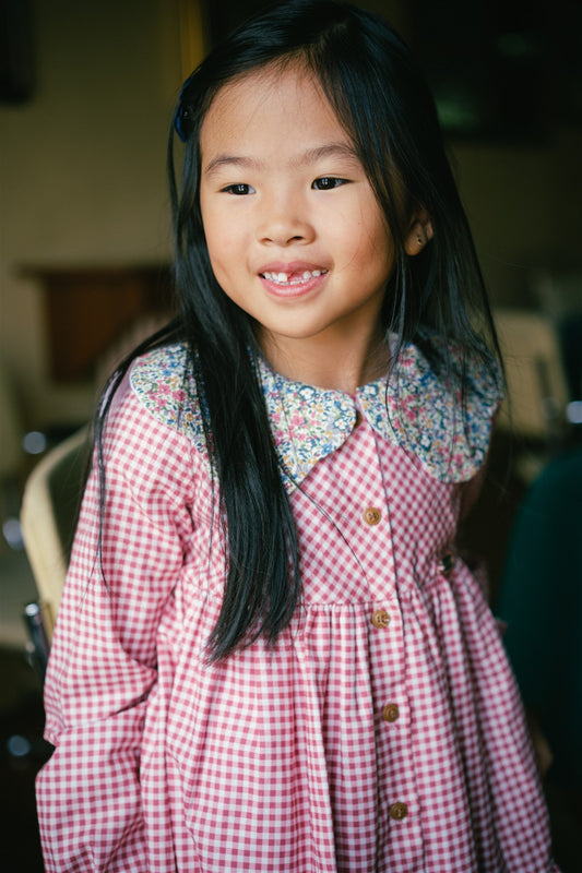 Vaikiška languota suknelė su gėlėta apykakle