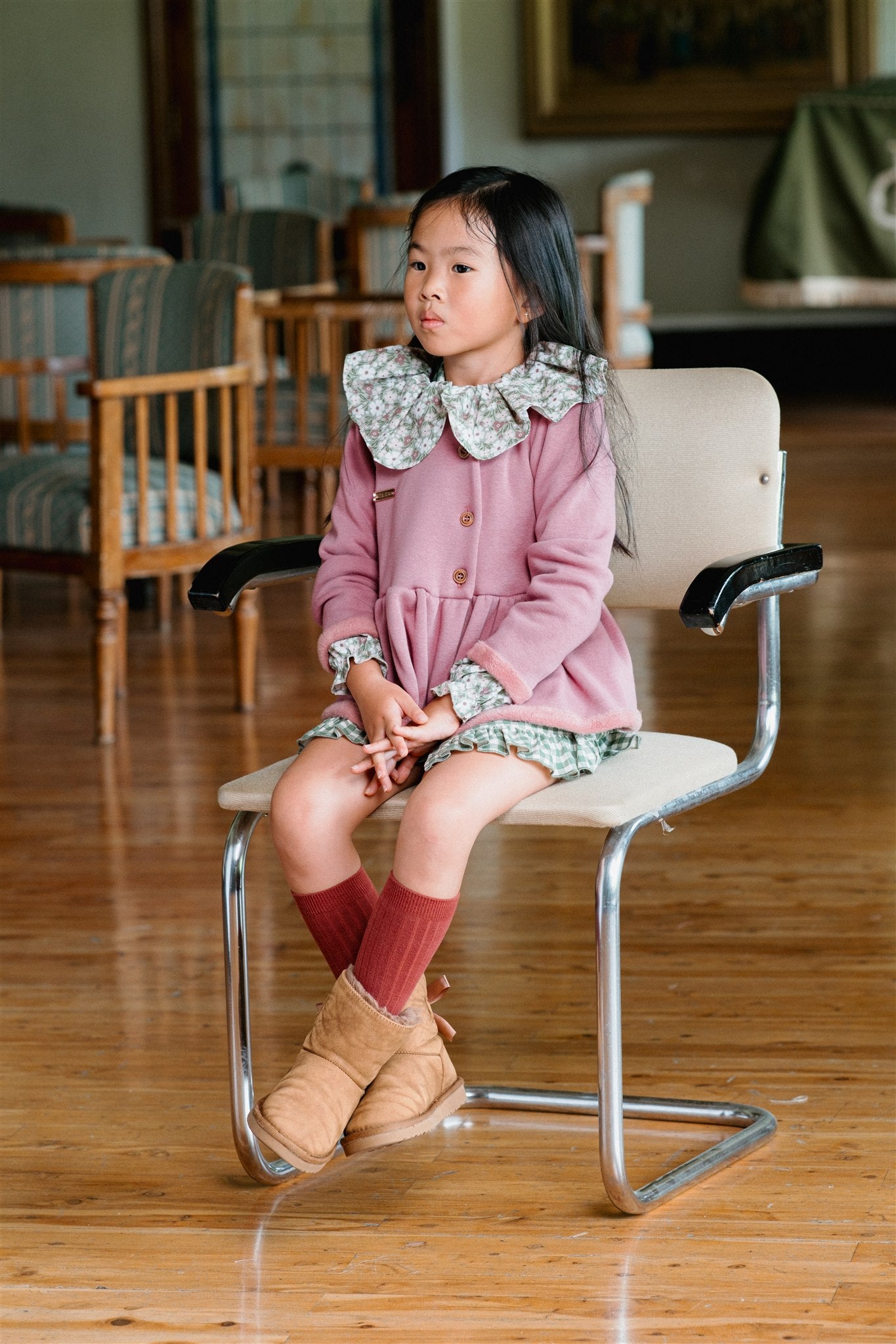 Vaikiškas rožinis pašiltintas džemperis su didele gėlėta apykakle