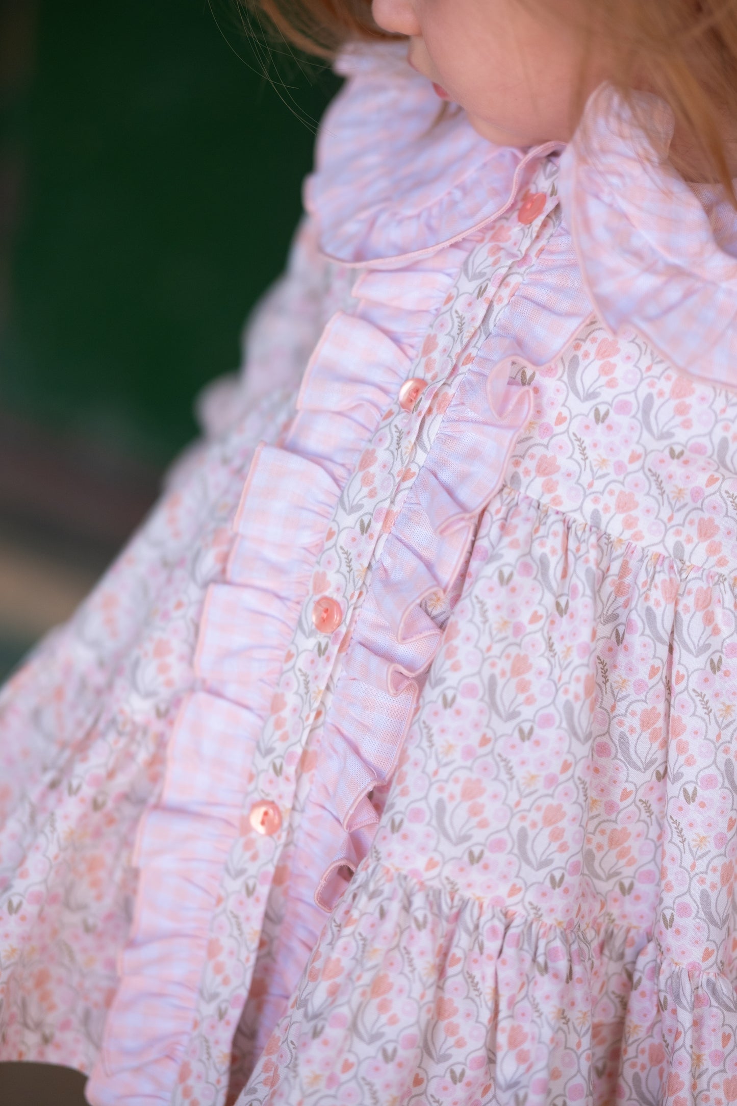 Suknelė su gėlėtu raštu ir raukiniais