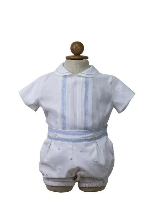 Krikšto kostiumėlis berniukams su šviesiai mėlynais nėriniais.