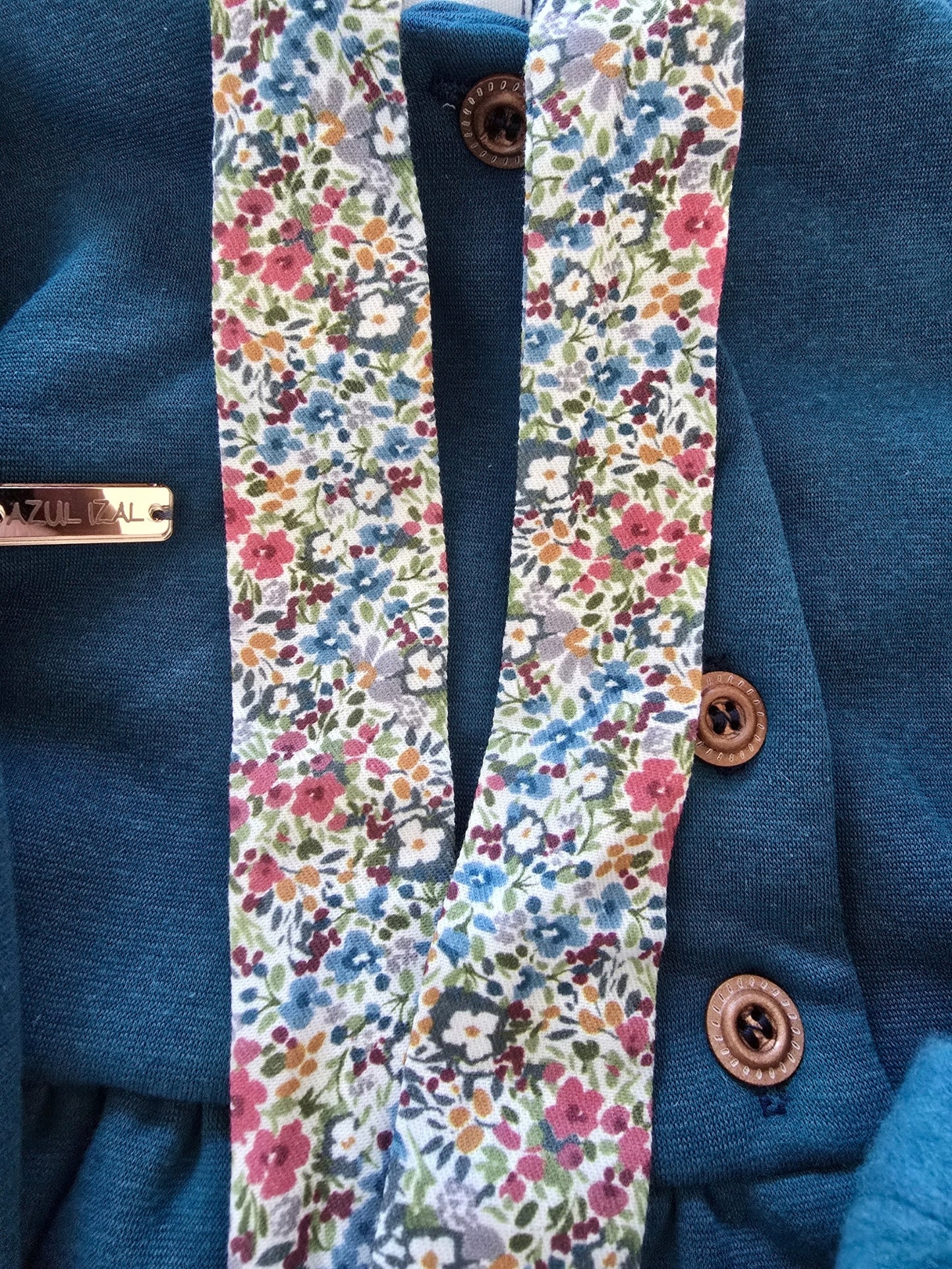 Pašiltintas mėlynas vaikiškas džemperis su gėlėta apykakle