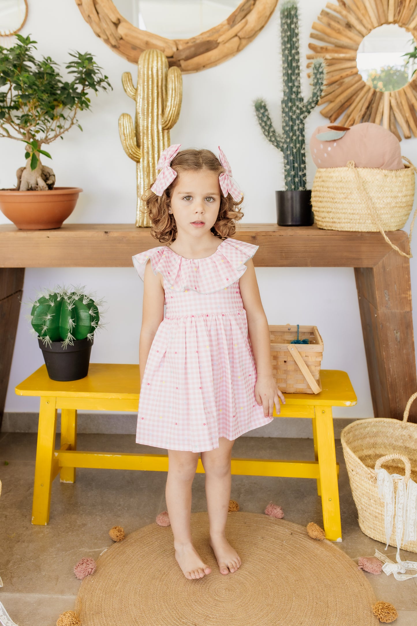 Rožinė languota suknelė su šviesiai mėlynu kaspinu