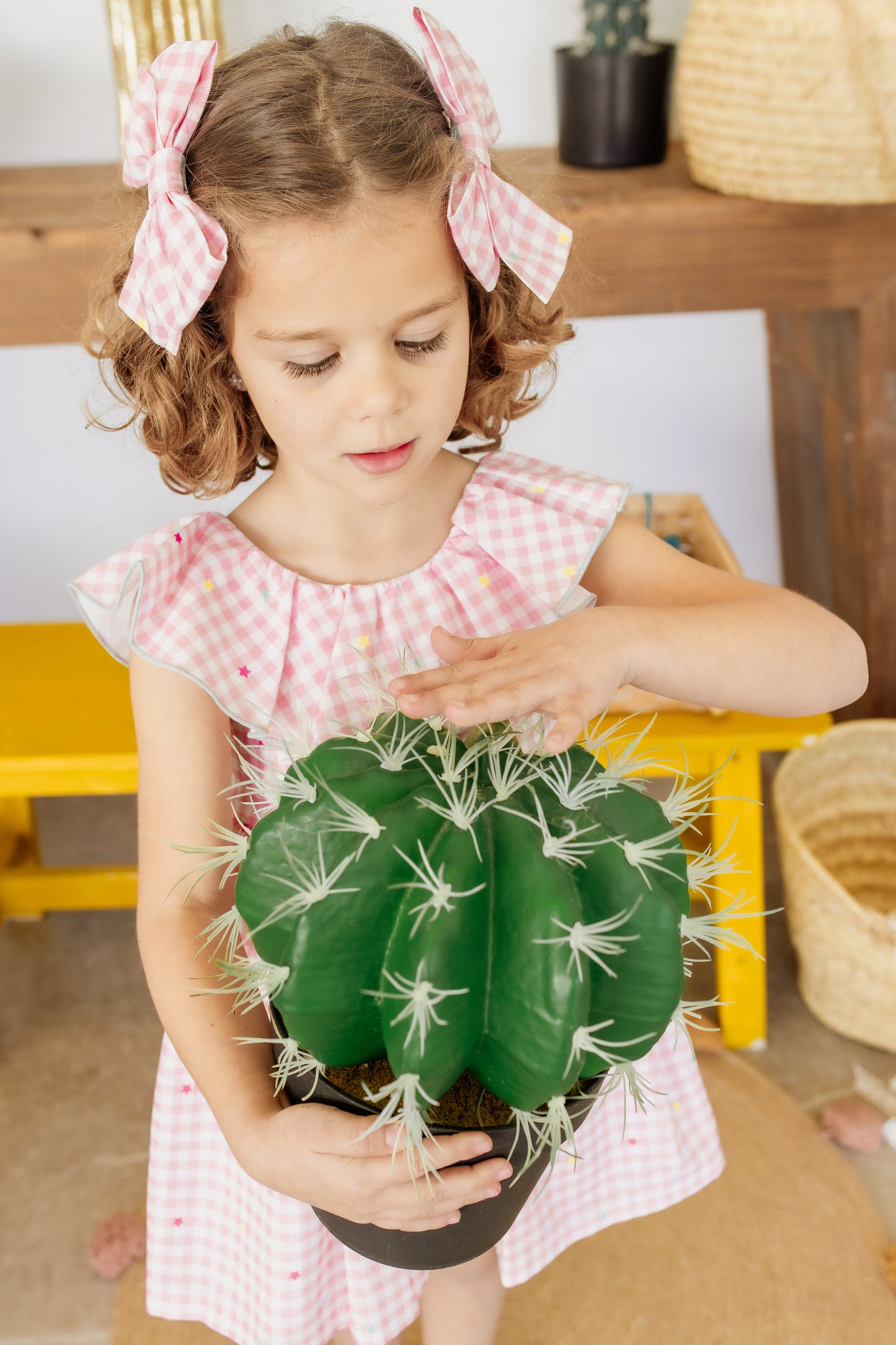 Rožinė languota suknelė su šviesiai mėlynu kaspinu