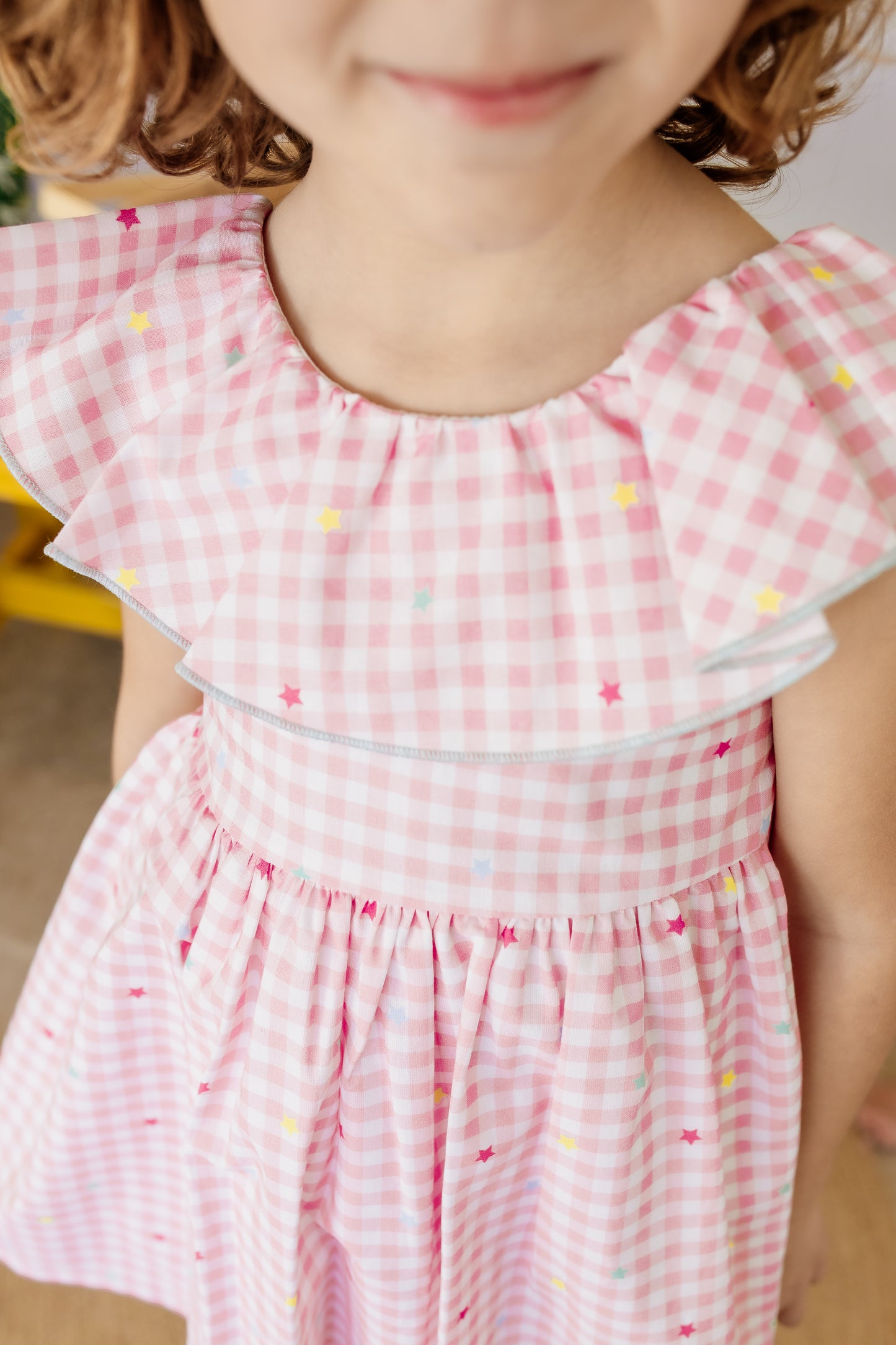 Rožinė languota suknelė su šviesiai mėlynu kaspinu