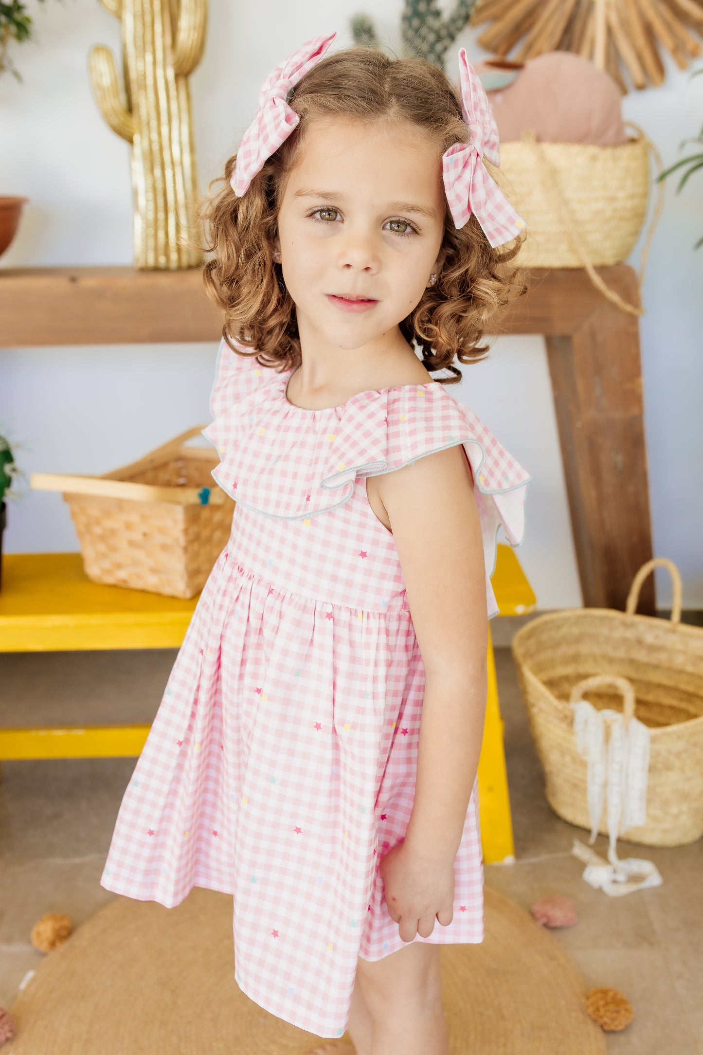 Rožinė languota suknelė su šviesiai mėlynu kaspinu