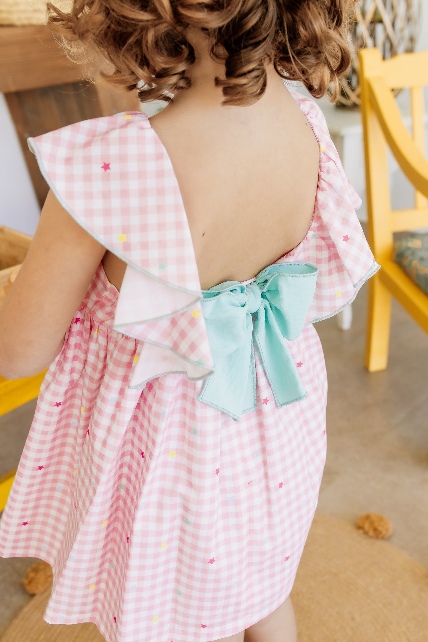 Rožinė languota suknelė su šviesiai mėlynu kaspinu