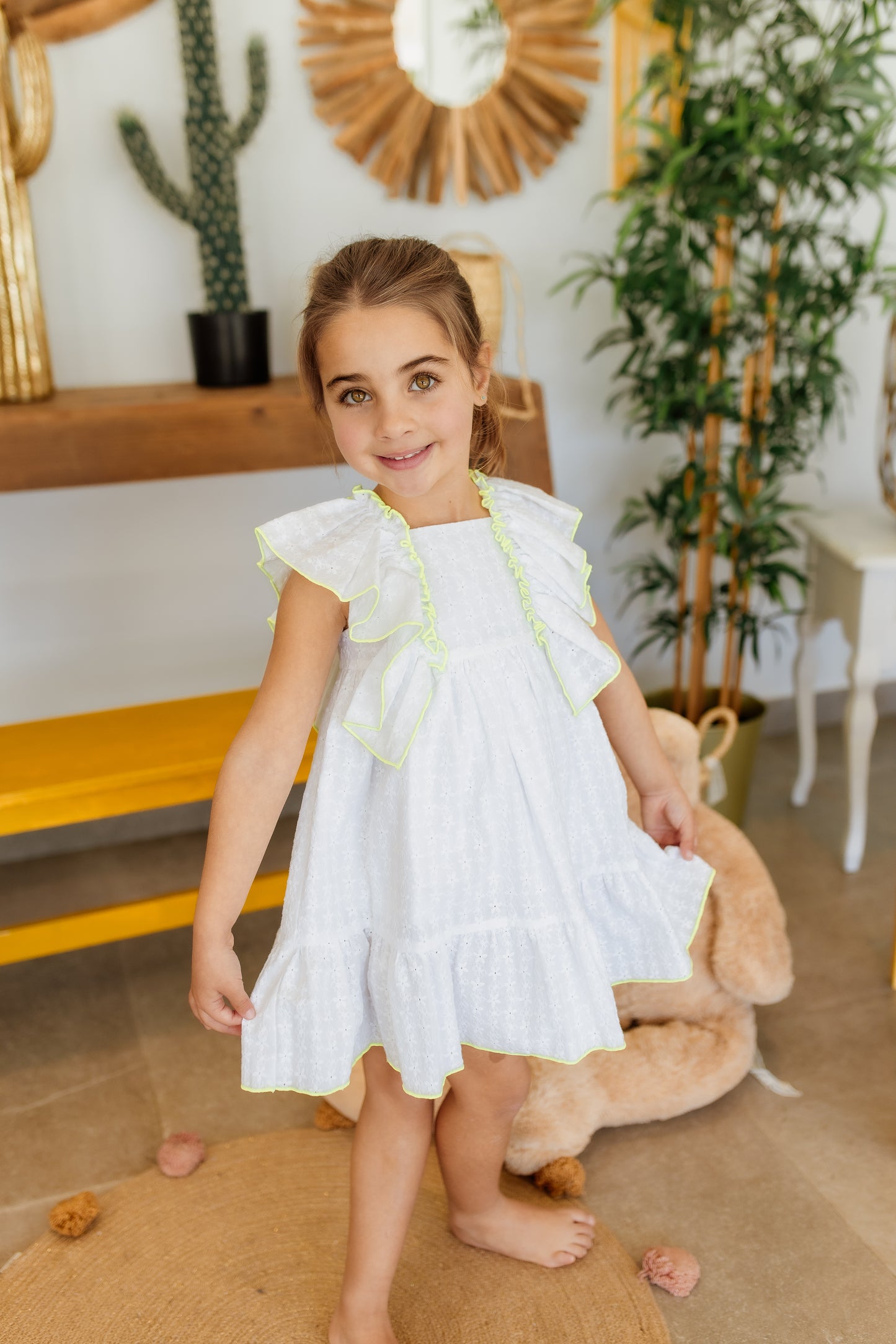 Balta vasarinė suknelė su išsiuvinėtomis gėlėmis  ir geltonomis siūlėmis