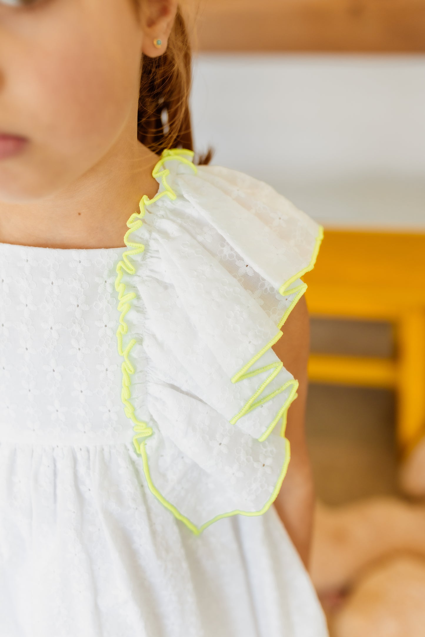 Balta vasarinė suknelė su išsiuvinėtomis gėlėmis  ir geltonomis siūlėmis