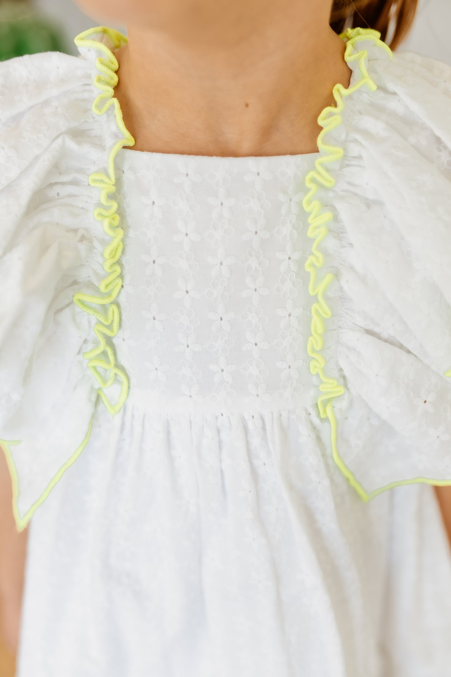 Balta vasarinė suknelė su išsiuvinėtomis gėlėmis  ir geltonomis siūlėmis