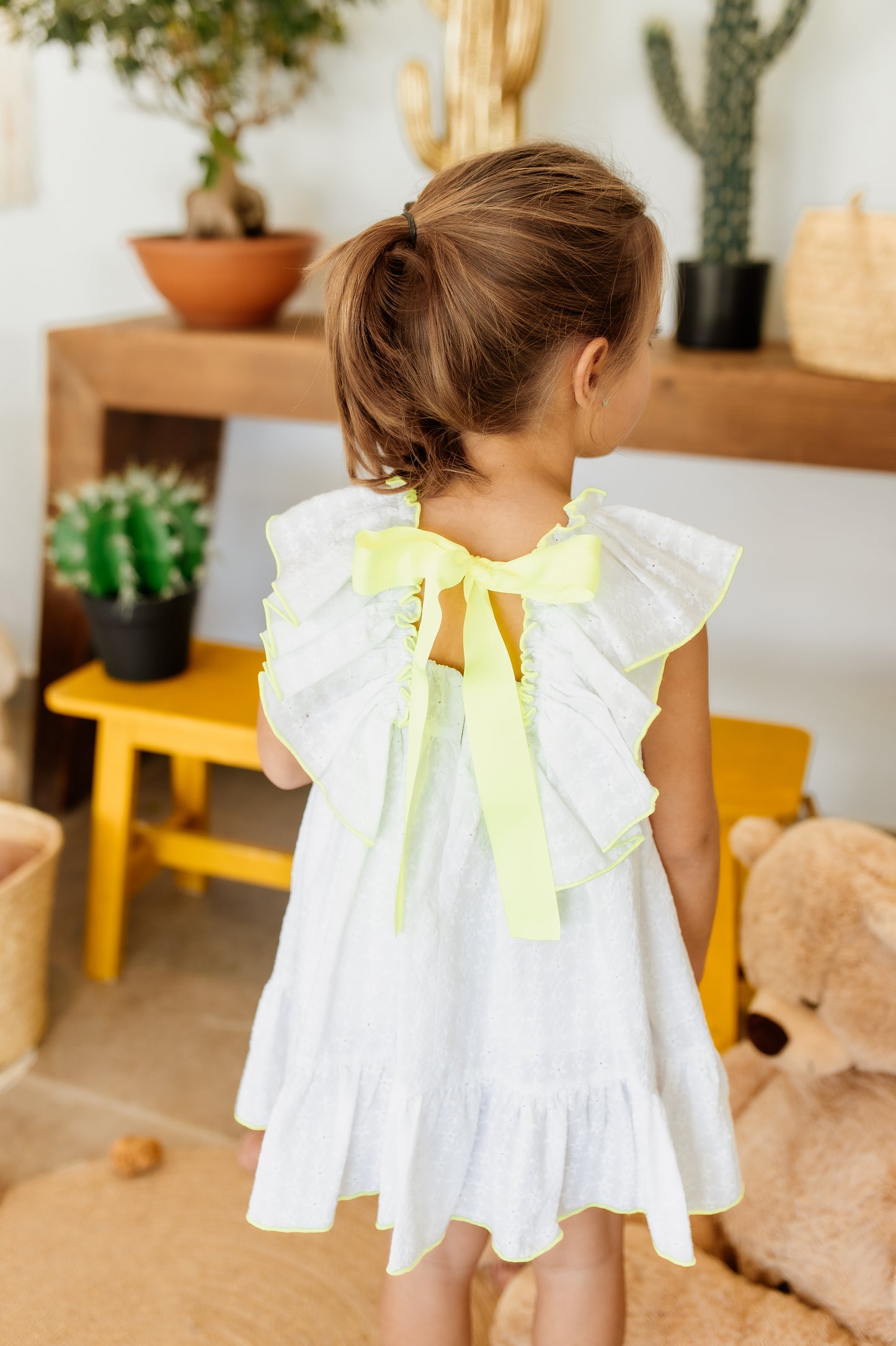 Balta vasarinė suknelė su išsiuvinėtomis gėlėmis  ir geltonomis siūlėmis