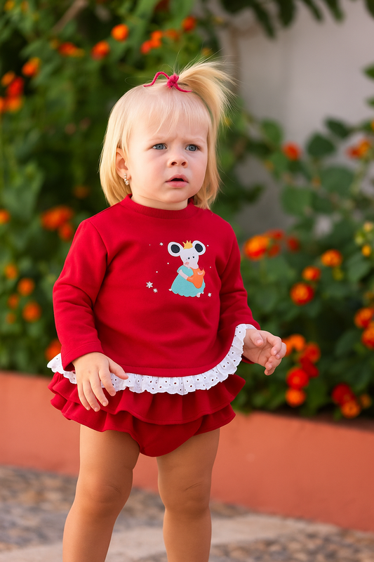 Raudonas džemperis su kelnaitėmis