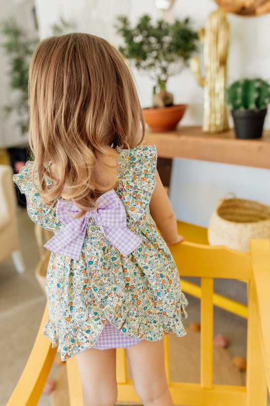 Vasarinė suknelė su įvairiaspalvėmis gėlėmis