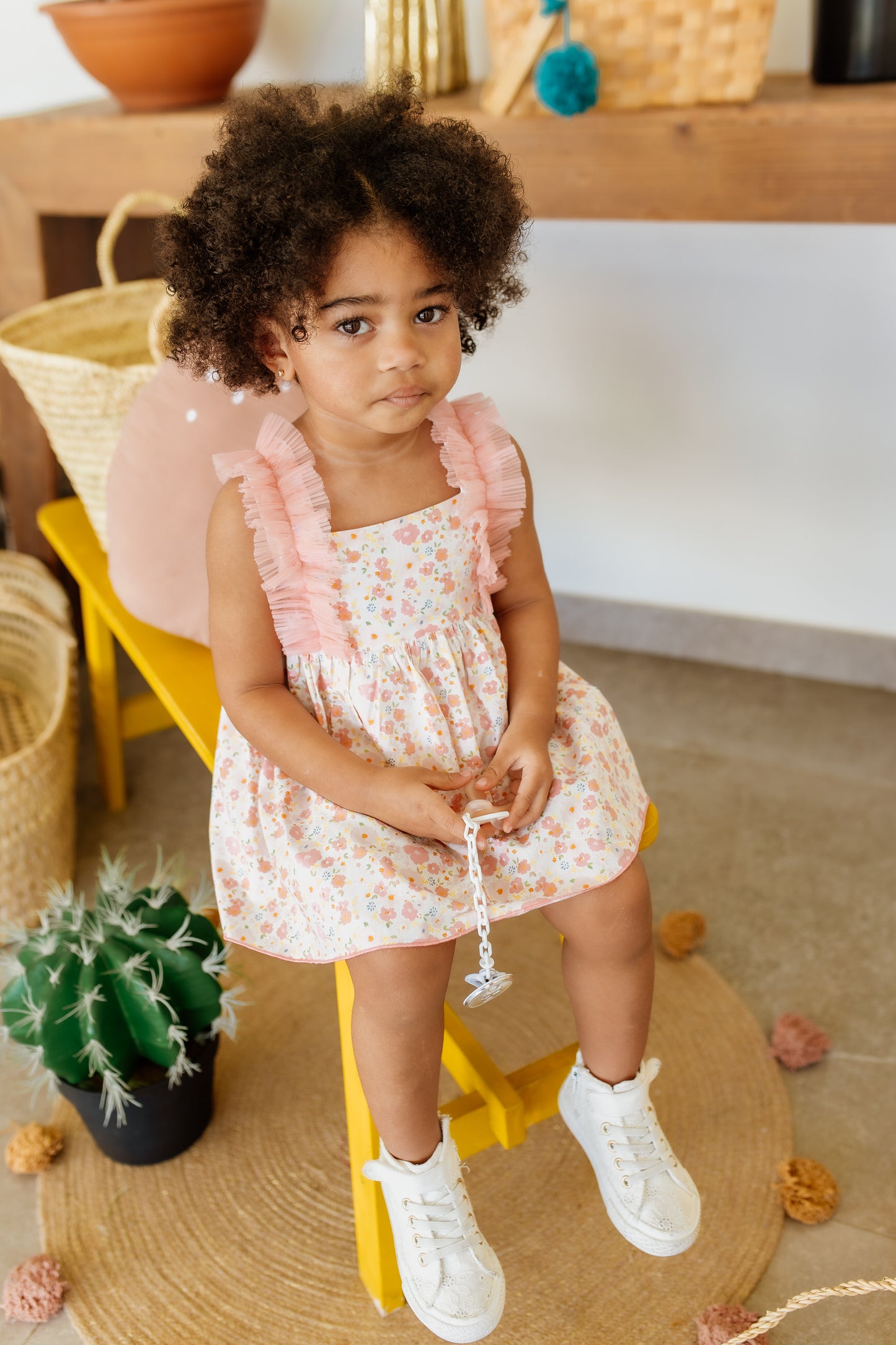 Balta suknelė su rožinėmis gėlėmis ir tuliais