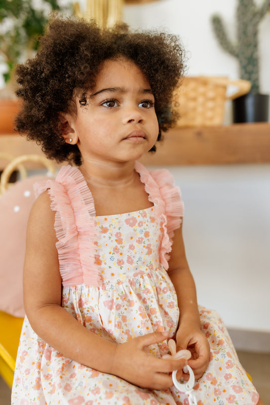 Balta suknelė su rožinėmis gėlėmis ir tuliais