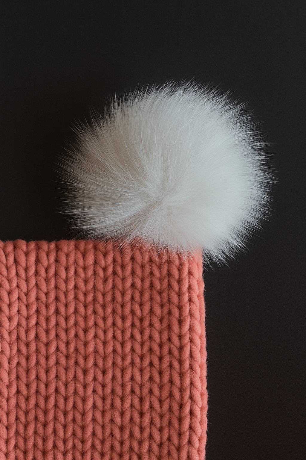 Koralo spalvos kepurė su vienu bumbulu