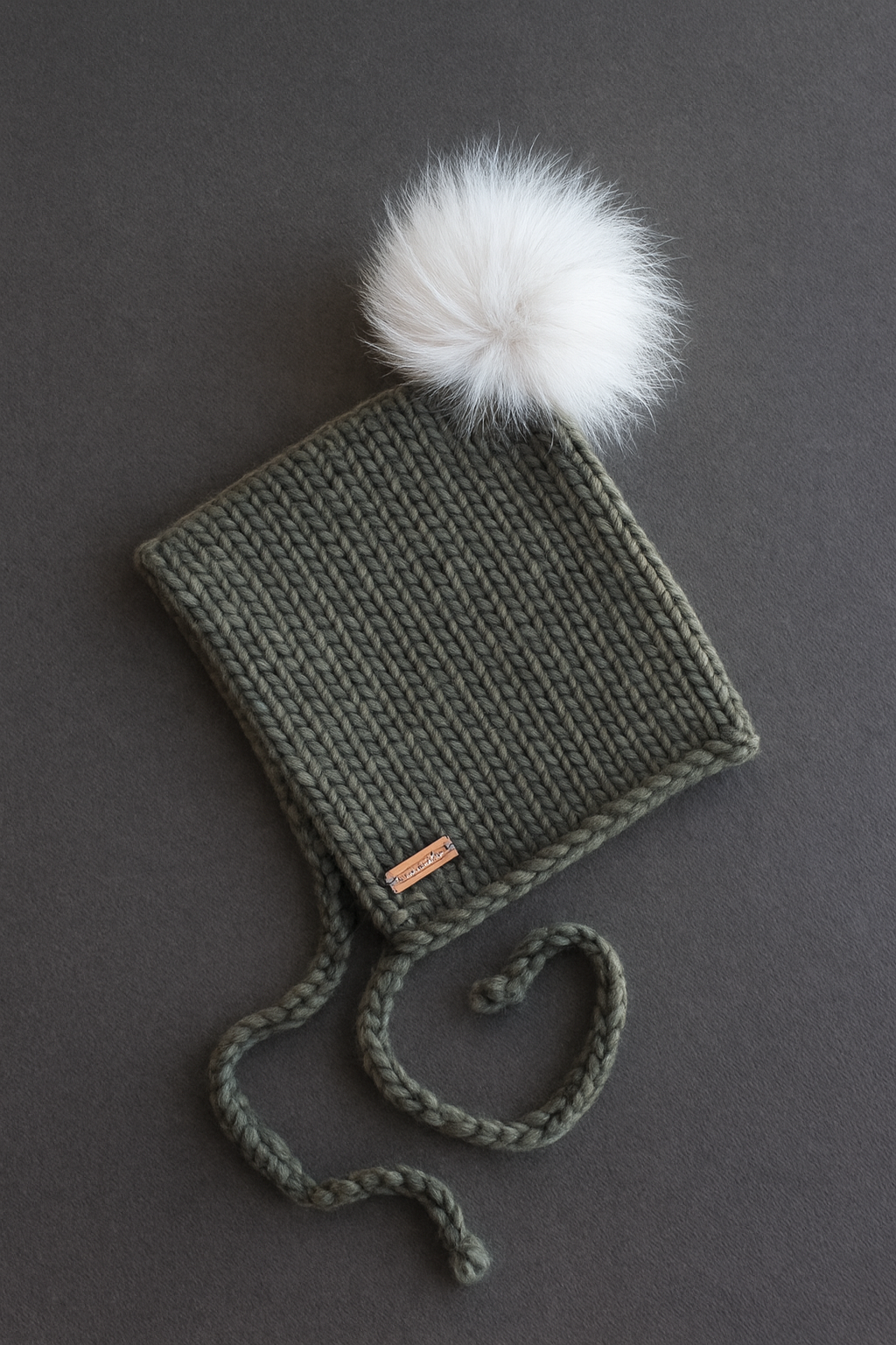 Tamsiai žalios spalvos kepurė su vienu bumbulu