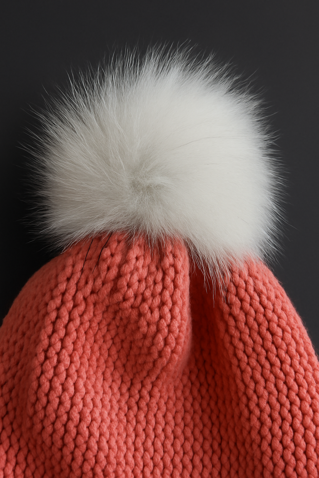 Koralo spalvos kepurė su trimis bumbulais