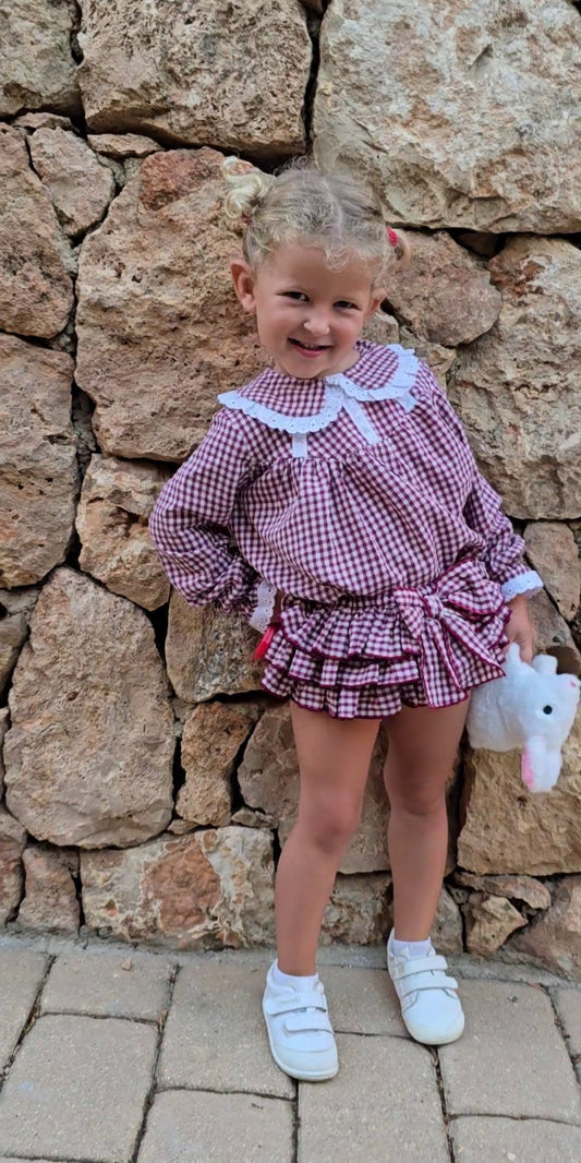 Languoti bliuskutė ir kelnaitės