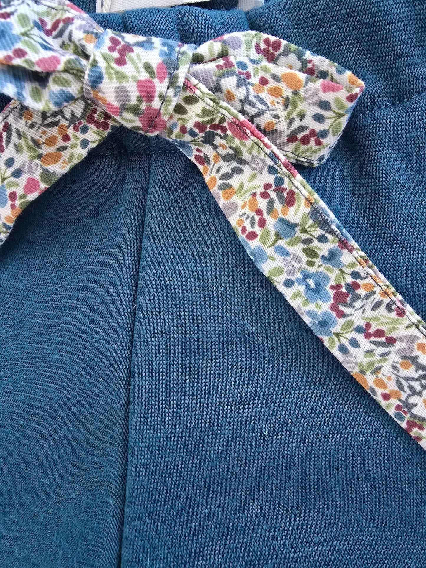 Mėlynos pašiltintos kelnės su dekoratyviniu kaspinu