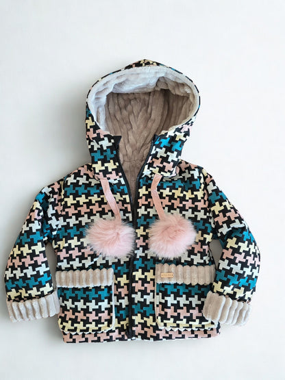 Dvipusė mergaitiška striukė su kapišonu ir rožiniais meškėno kailio bumbulais