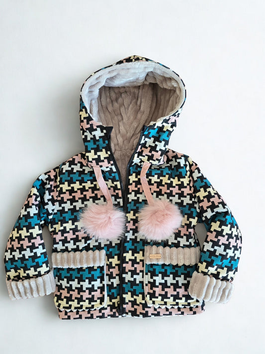 Dvipusė mergaitiška striukė su kapišonu ir rožiniais meškėno kailio bumbulais
