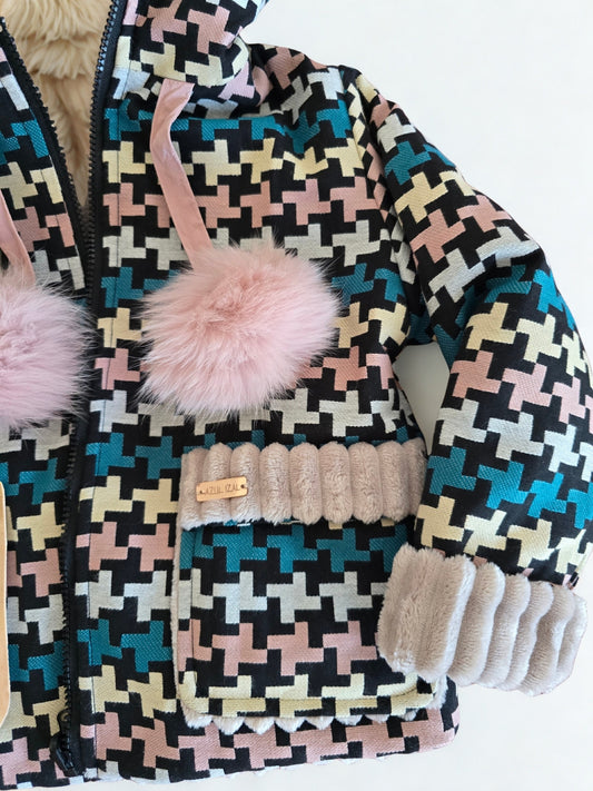 Dvipusė mergaitiška striukė su kapišonu ir rožiniais meškėno kailio bumbulais