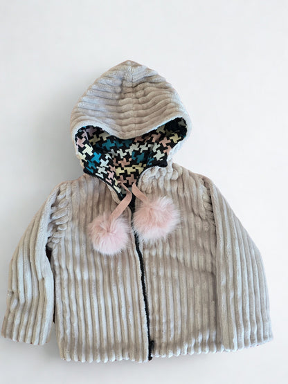 Dvipusė mergaitiška striukė su kapišonu ir rožiniais meškėno kailio bumbulais