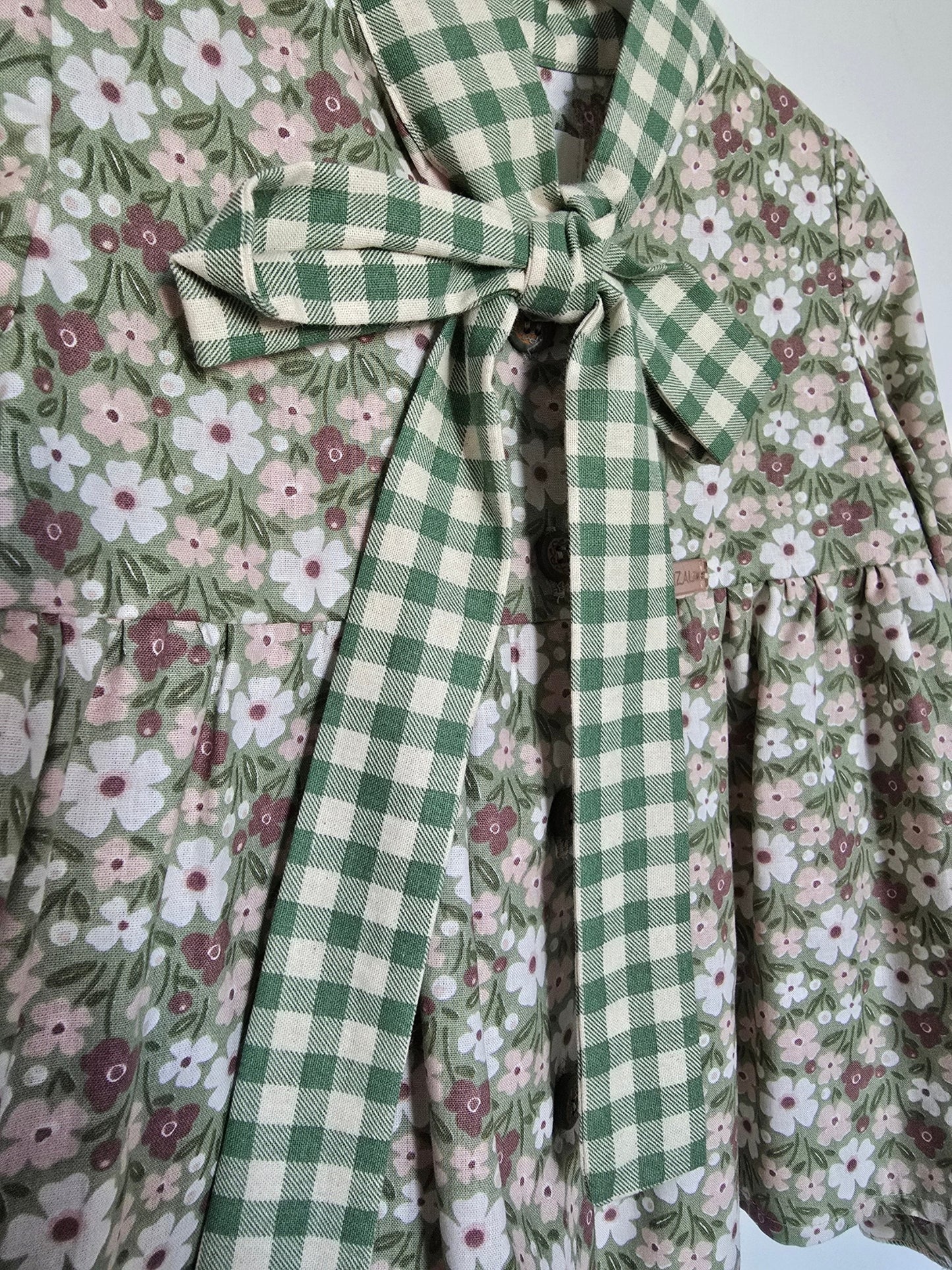 Palaidinė su gėlių raštu ir su dekoratyvine žalia „vichy“ rašto juostele