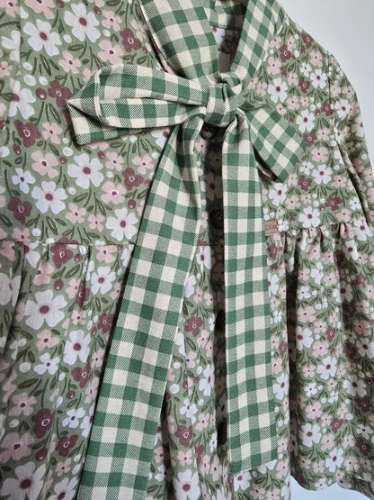 Palaidinė su gėlių raštu ir su dekoratyvine žalia „vichy“ rašto juostele