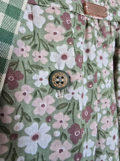 Palaidinė su gėlių raštu ir su dekoratyvine žalia „vichy“ rašto juostele