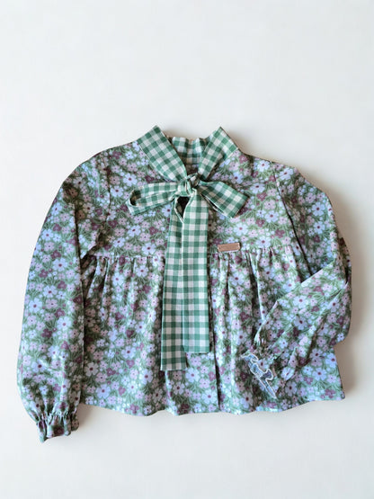 Palaidinė su gėlių raštu ir su dekoratyvine žalia „vichy“ rašto juostele