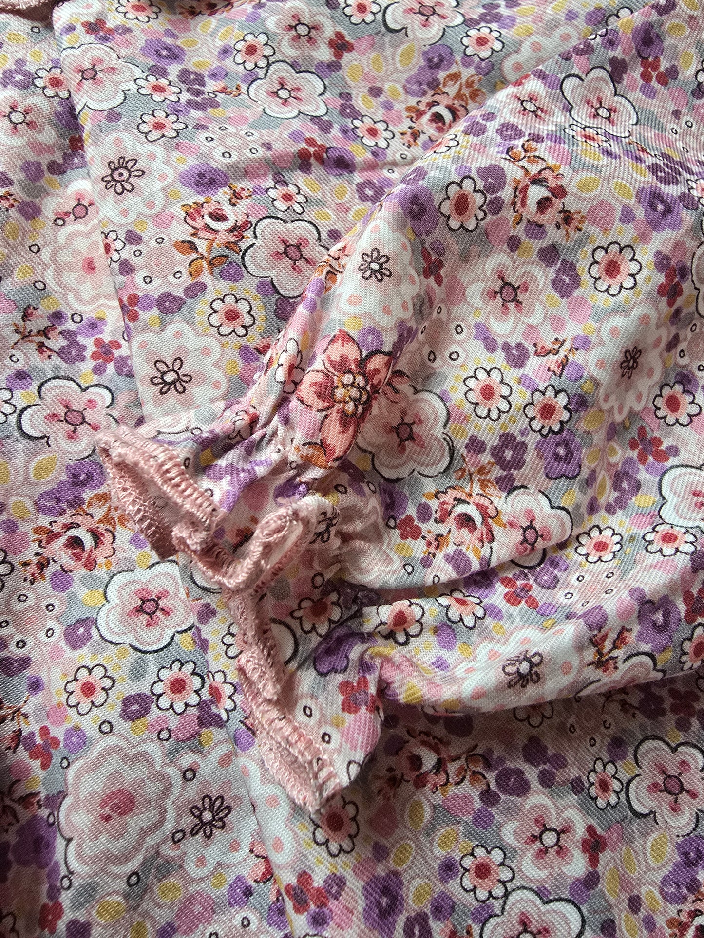 Alyvinių atspalvių gėlėta palaidinė