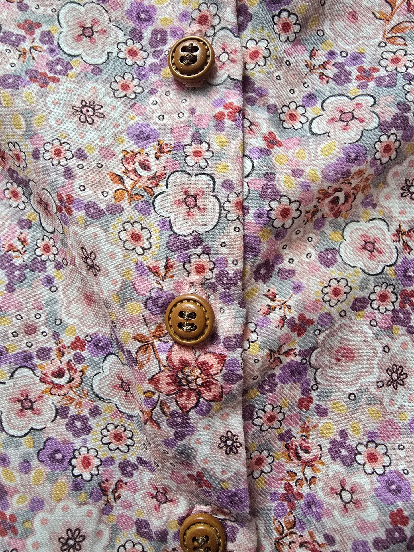 Alyvinių atspalvių gėlėta palaidinė