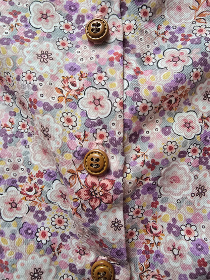 Alyvinių atspalvių gėlėta palaidinė