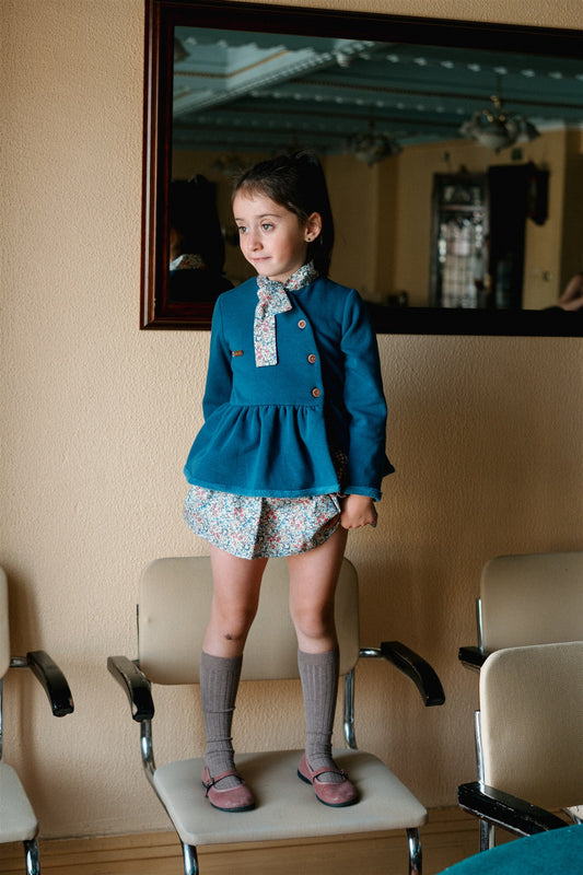 Pašiltintas mėlynas vaikiškas džemperis su gėlėta apykakle