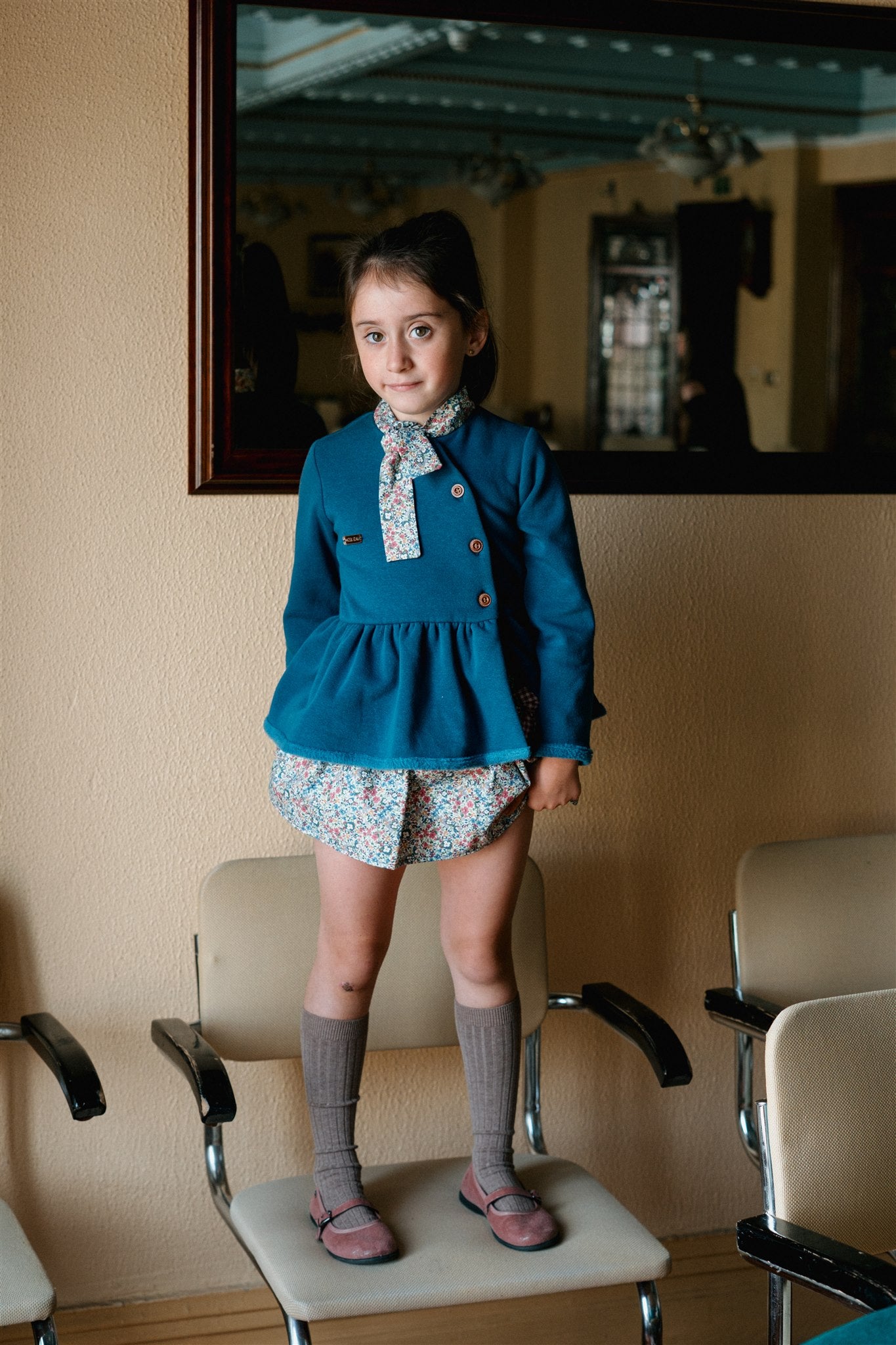 Pašiltintas mėlynas vaikiškas džemperis su gėlėta apykakle