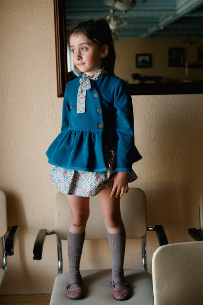 Pašiltintas mėlynas vaikiškas džemperis su gėlėta apykakle