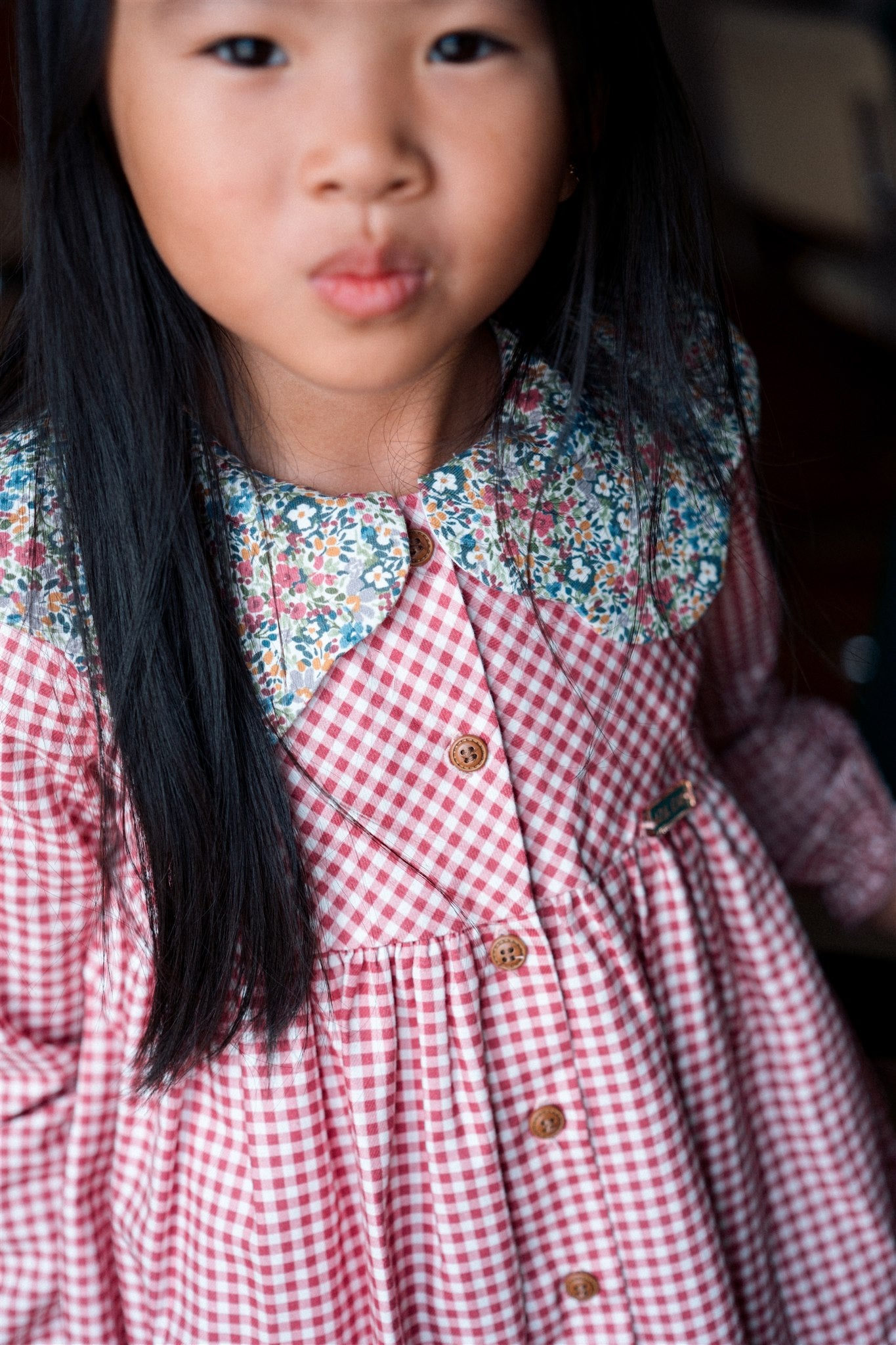 Vaikiška languota suknelė su gėlėta apykakle