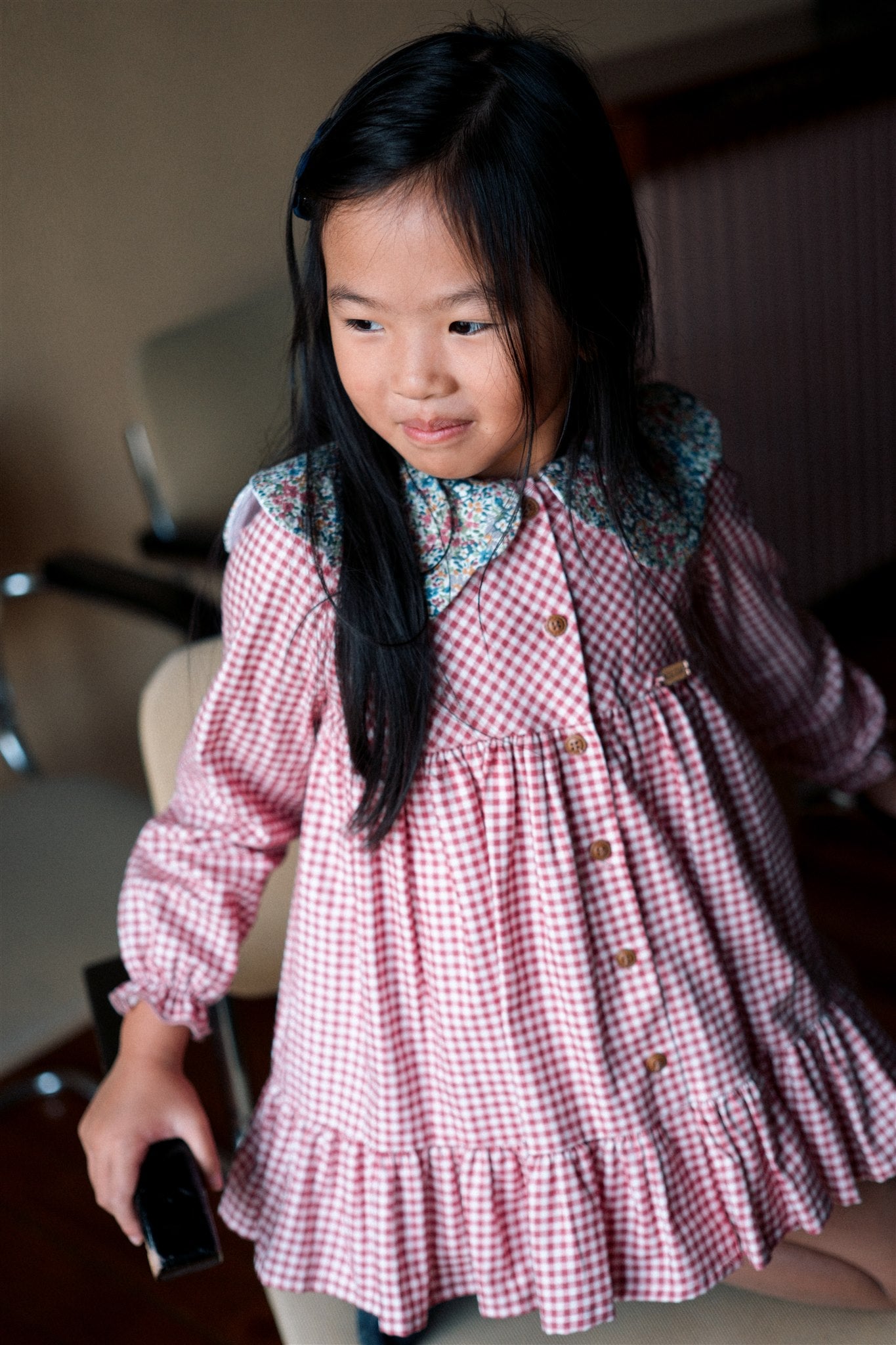 Vaikiška languota suknelė su gėlėta apykakle