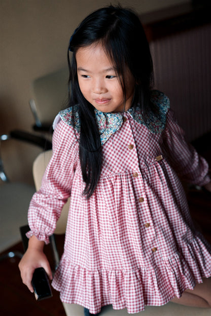 Vaikiška languota suknelė su gėlėta apykakle