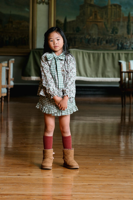 Palaidinė su gėlių raštu ir su dekoratyvine žalia „vichy“ rašto juostele