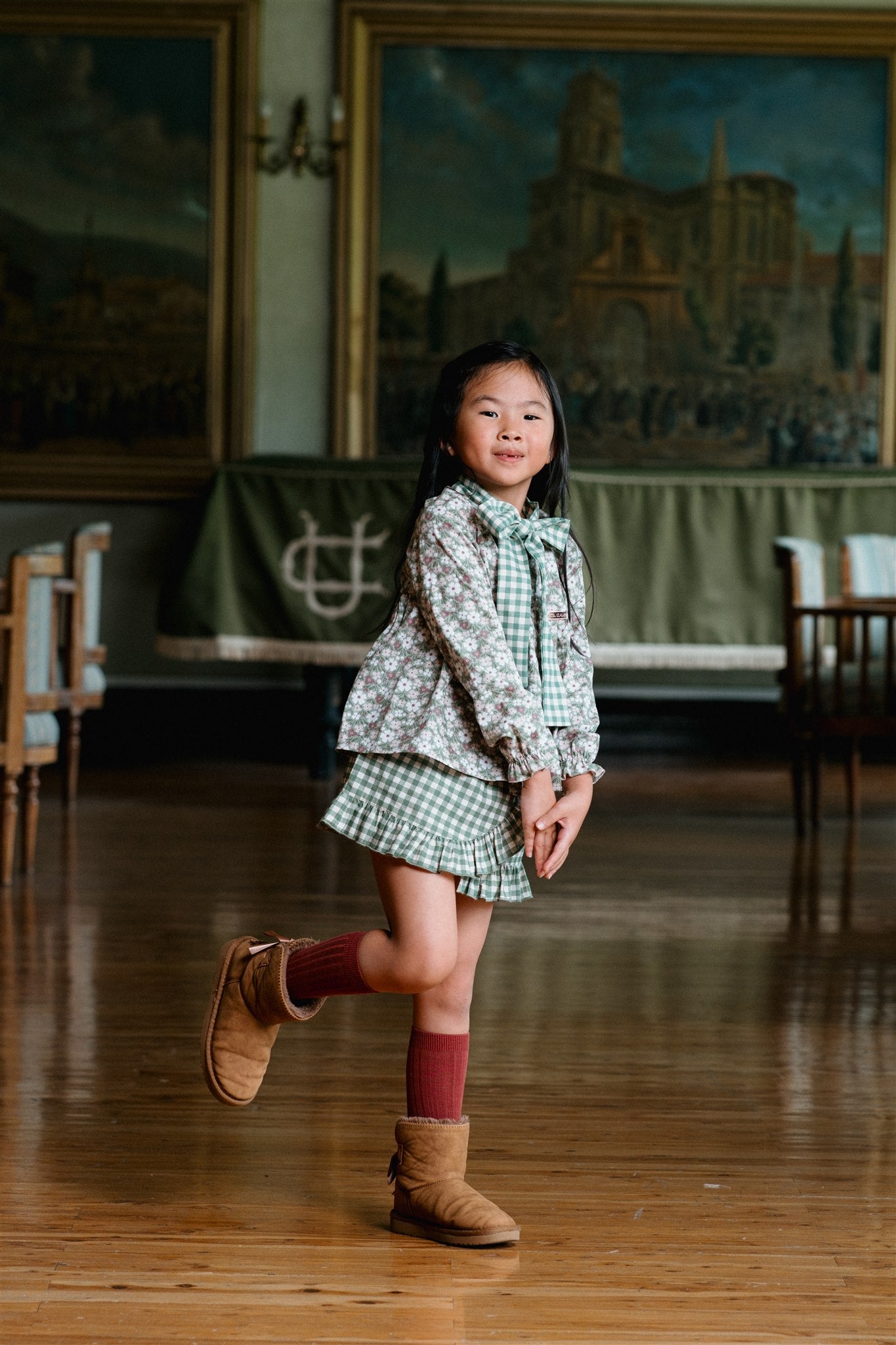 Palaidinė su gėlių raštu ir su dekoratyvine žalia „vichy“ rašto juostele