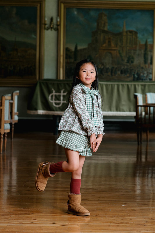 Palaidinė su gėlių raštu ir su dekoratyvine žalia „vichy“ rašto juostele