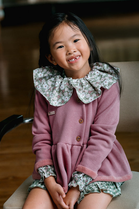 Vaikiškas rožinis pašiltintas džemperis su didele gėlėta apykakle