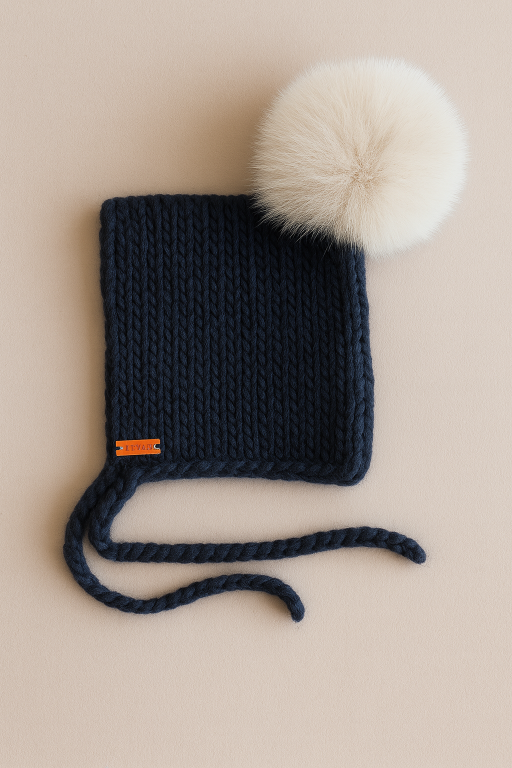 Tamsiai mėlynos spalvos kepurė su vienu bumbulu