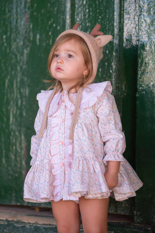 Suknelė su gėlėtu raštu ir raukiniais