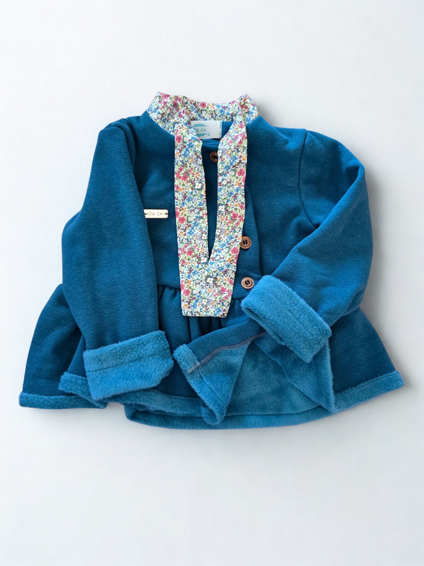 Pašiltintas mėlynas vaikiškas džemperis su gėlėta apykakle