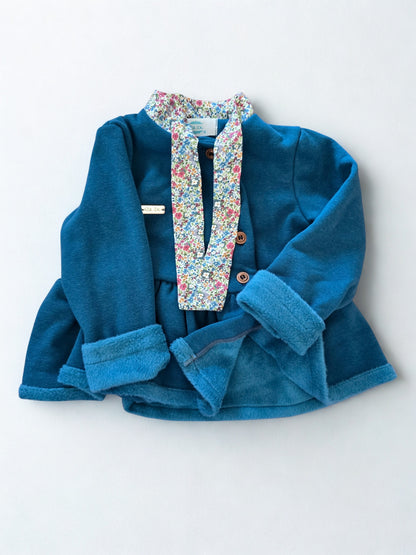 Pašiltintas mėlynas vaikiškas džemperis su gėlėta apykakle