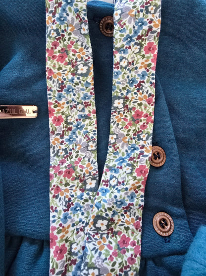 Pašiltintas mėlynas vaikiškas džemperis su gėlėta apykakle